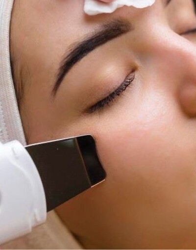 FACIAL TREATMENT WITH ULTRASOUND SPATULA